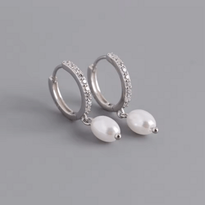 OLIVIE Stříbrné náušnice s perlou 8726 Ag 925; ≤1,5 g.