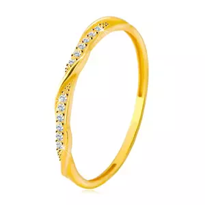 Prsten ze žlutého 14K zlata - čirá zirkonová kontura protkaná lesklou a hladkou linií - Velikost: 51